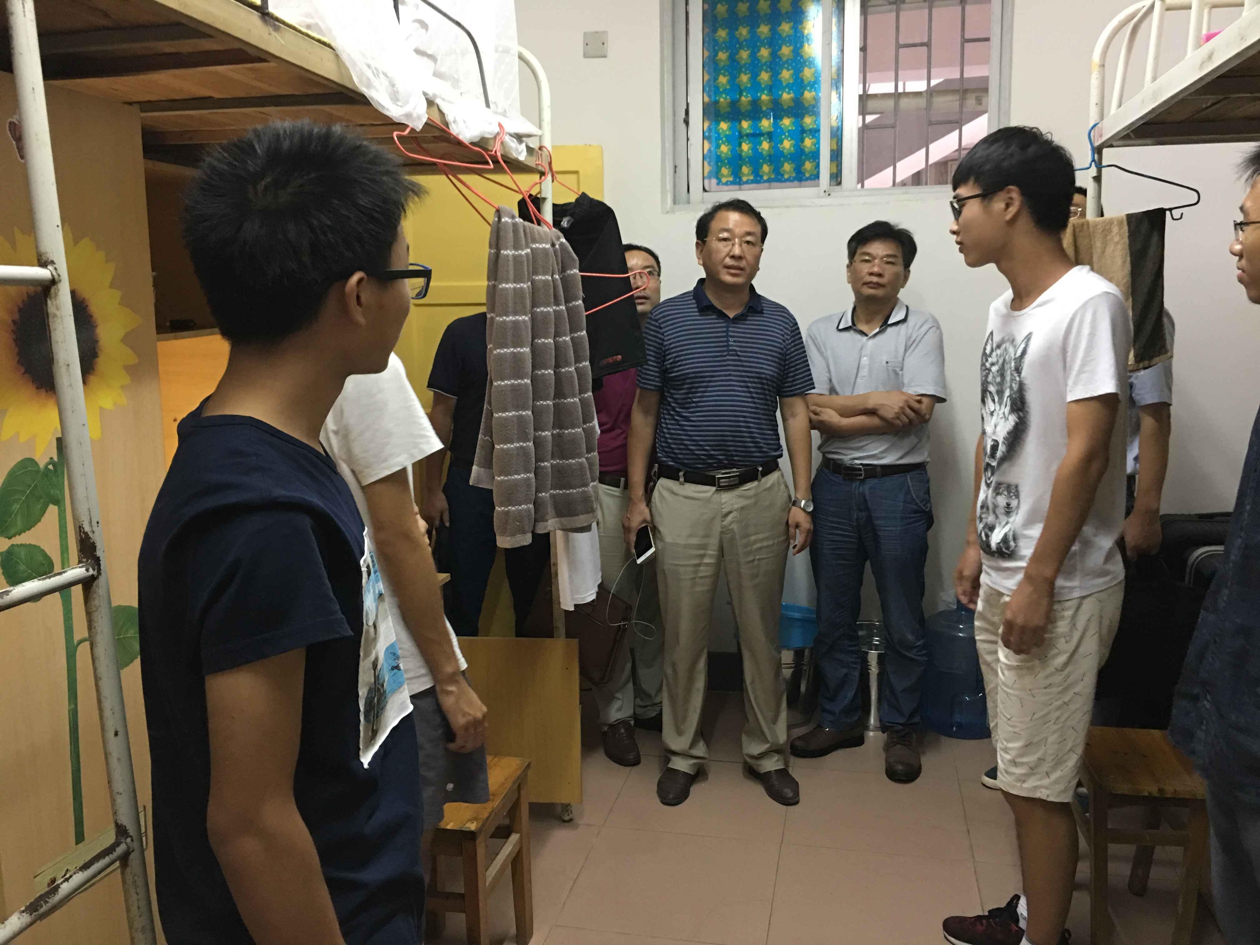 威尼斯官网领导下寝看望17级新生